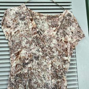 Super flattering 1940s v neck and cap sleeve dress